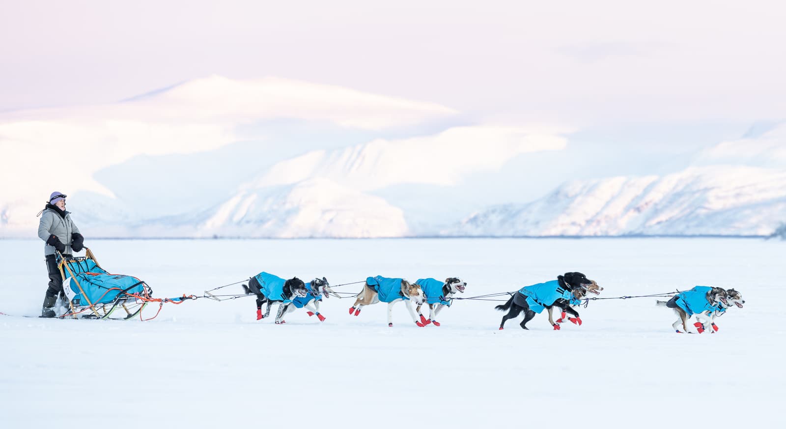 Trail isolator+ jacket women's lifestyle 1